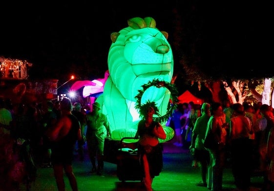 Un león fluorescente luminoso fue uno de los atractivos de la noche en la Villa de Vícar en este evento multitudinario.