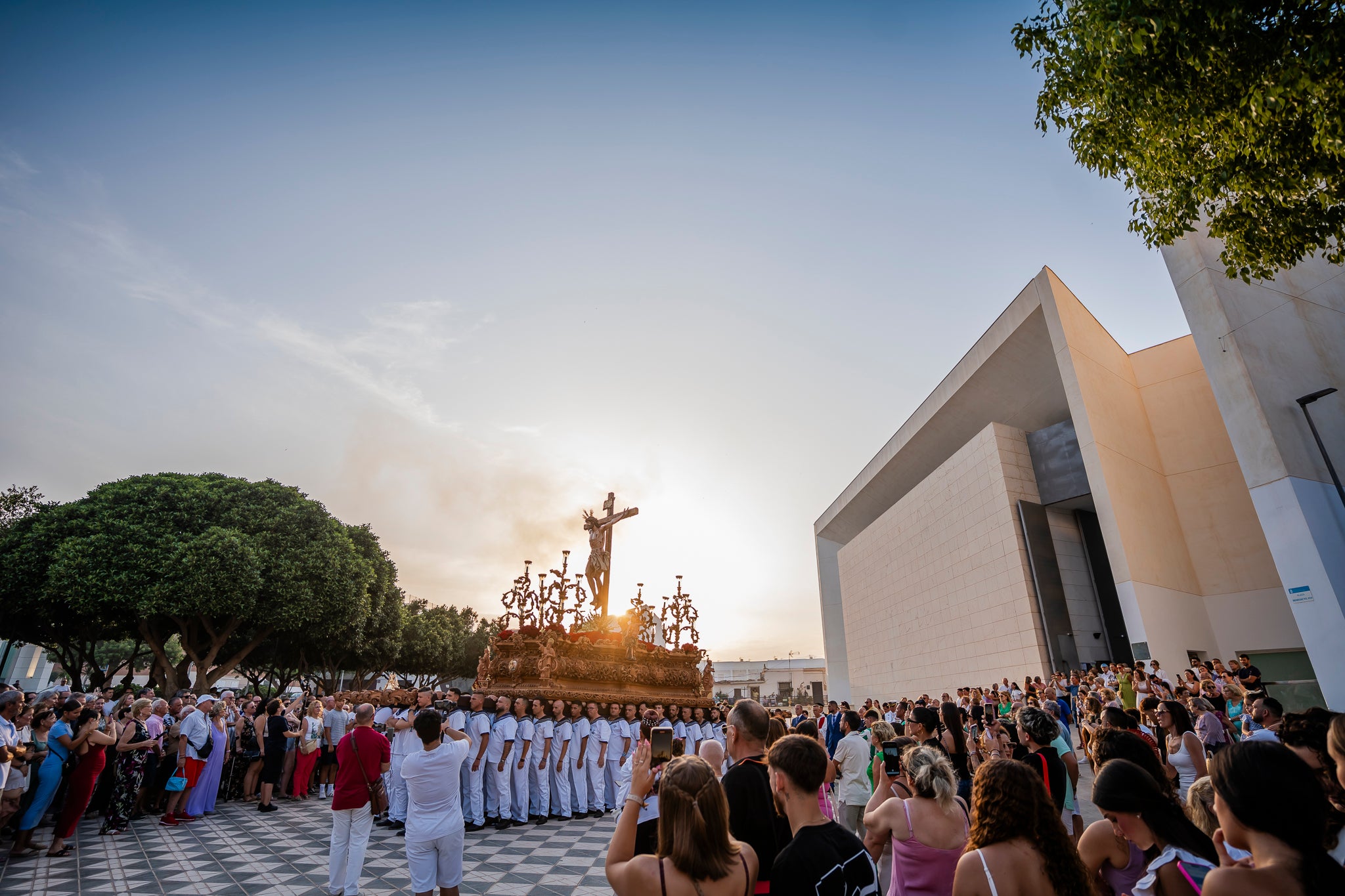 El Puerto de Roquetas revive su devoción con la procesión del Santísimo Cristo del Mar, en imágenes