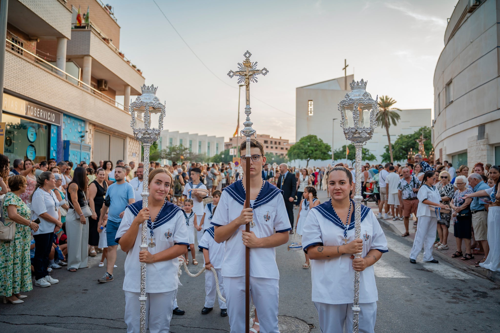 El Puerto de Roquetas revive su devoción con la procesión del Santísimo Cristo del Mar, en imágenes