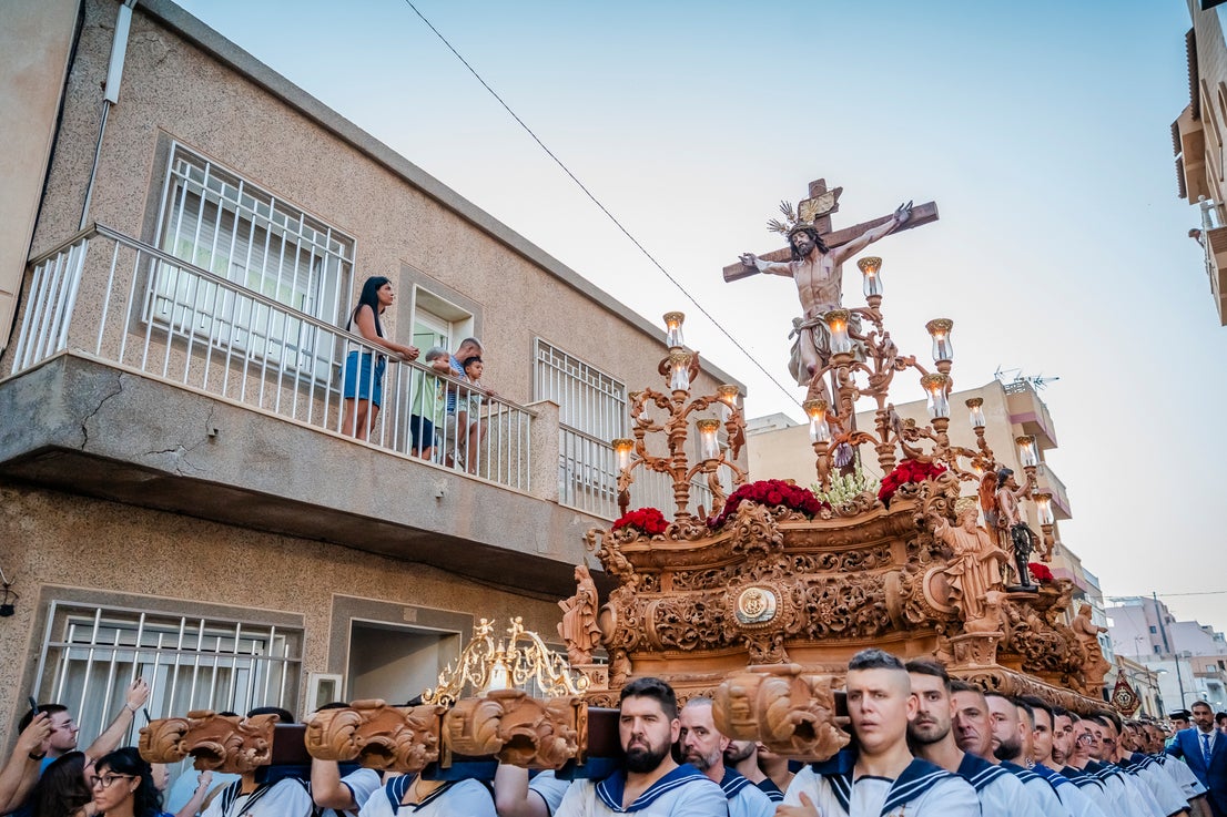 El Puerto de Roquetas revive su devoción con la procesión del Santísimo Cristo del Mar, en imágenes