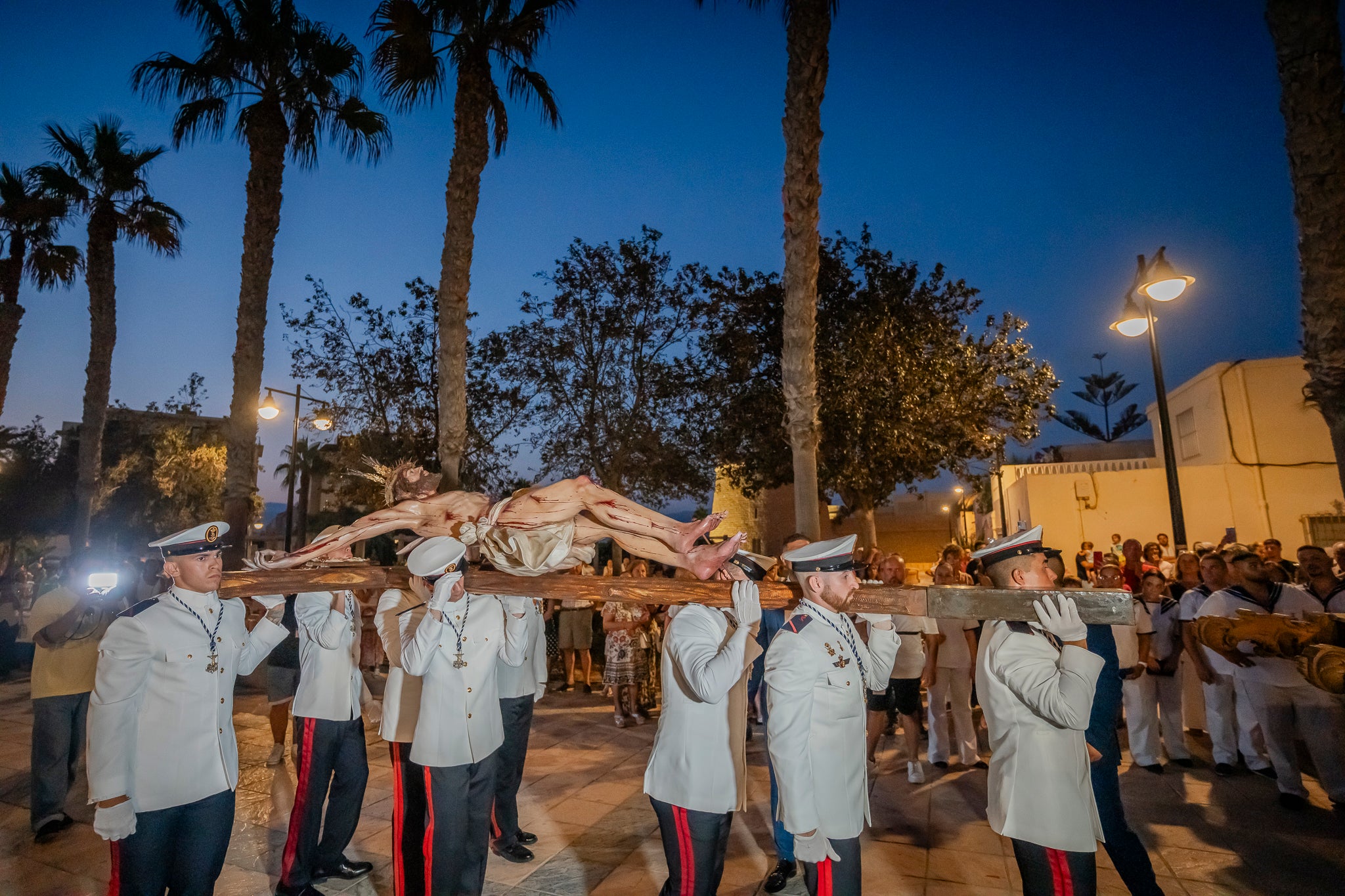 El Puerto de Roquetas revive su devoción con la procesión del Santísimo Cristo del Mar, en imágenes
