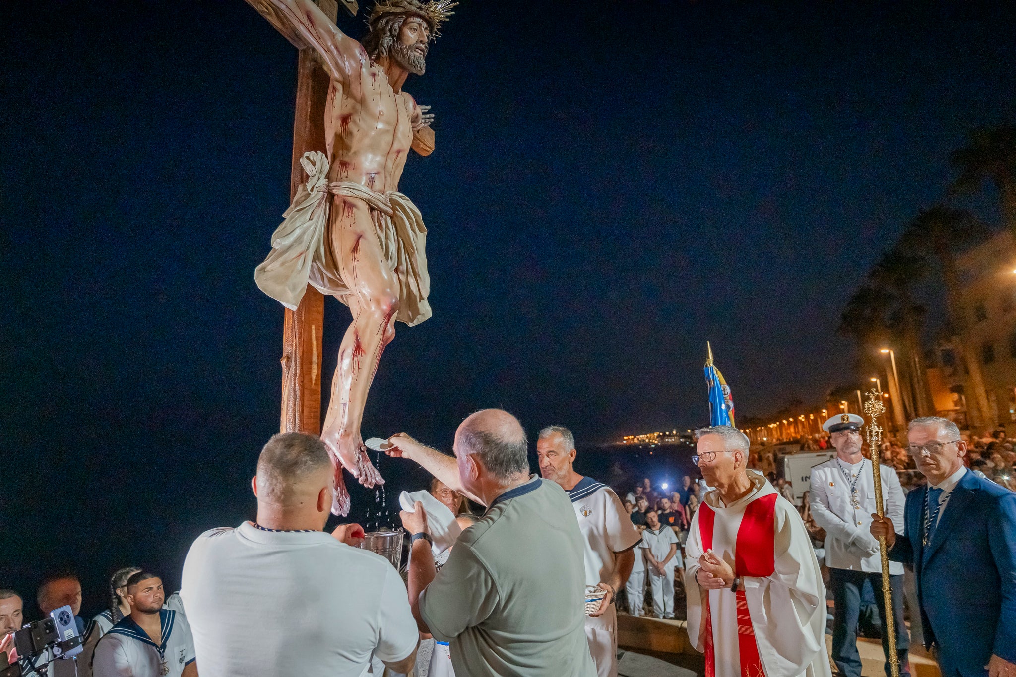 El Puerto de Roquetas revive su devoción con la procesión del Santísimo Cristo del Mar, en imágenes