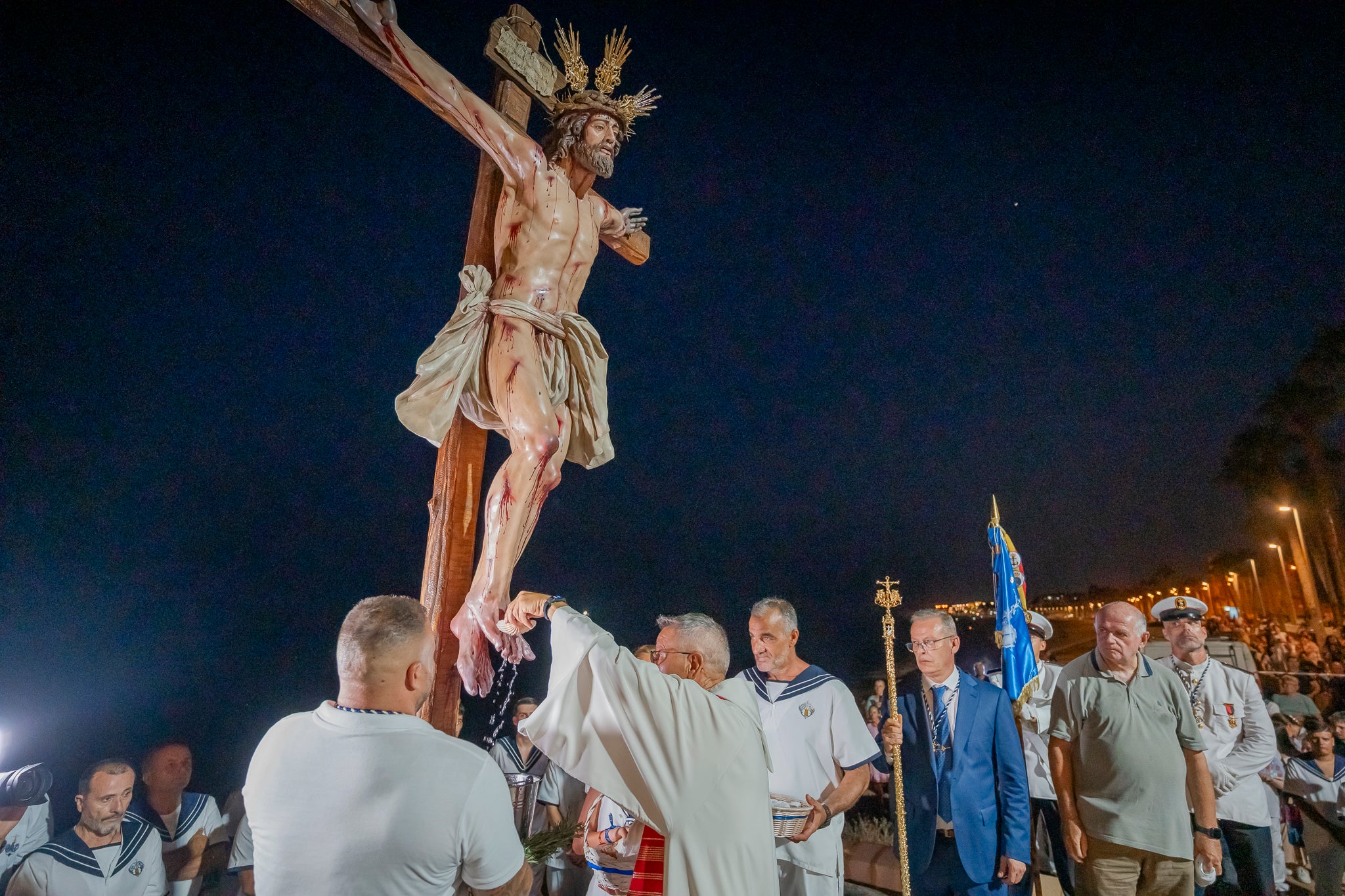 El Puerto de Roquetas revive su devoción con la procesión del Santísimo Cristo del Mar, en imágenes