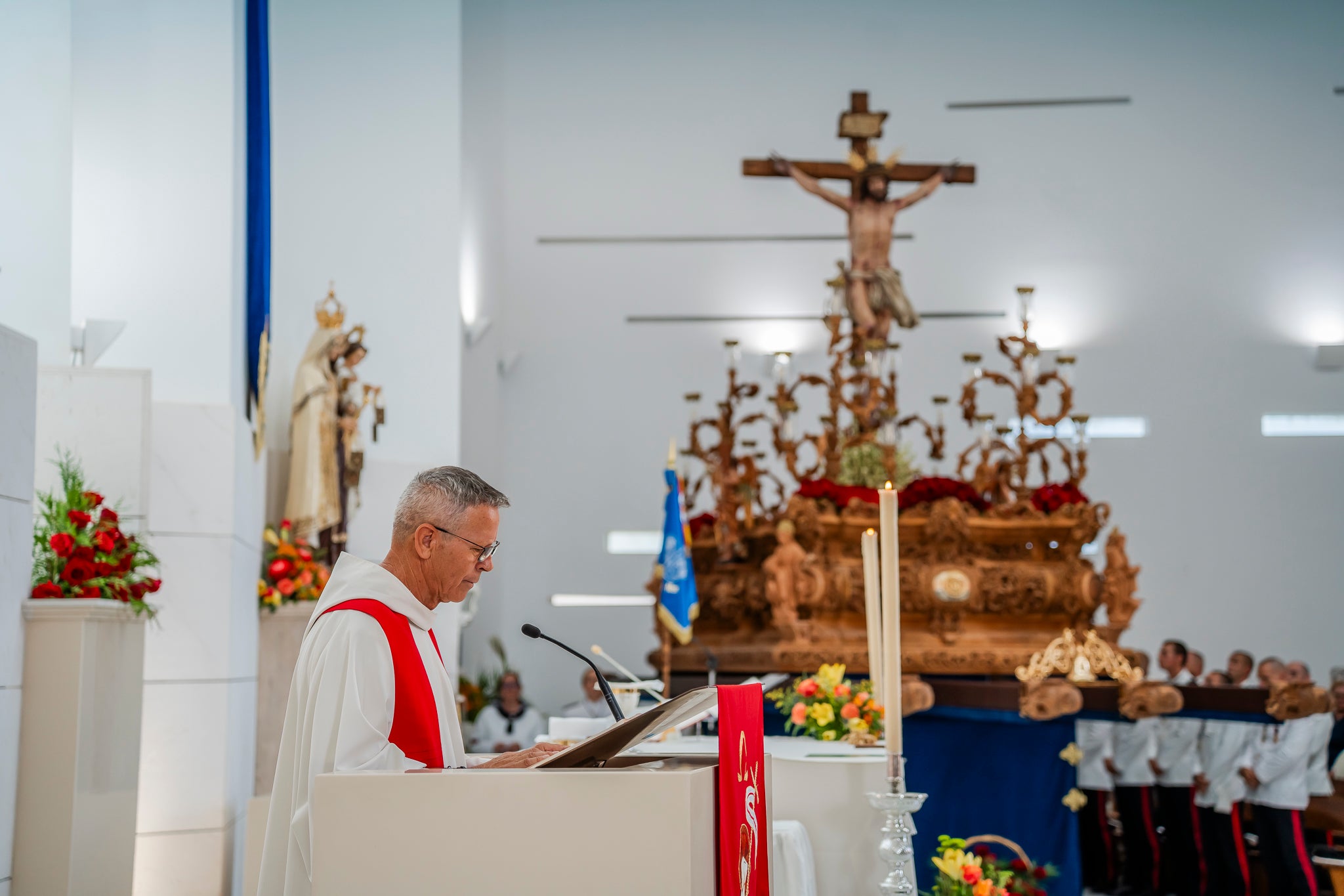 El Puerto de Roquetas revive su devoción con la procesión del Santísimo Cristo del Mar, en imágenes
