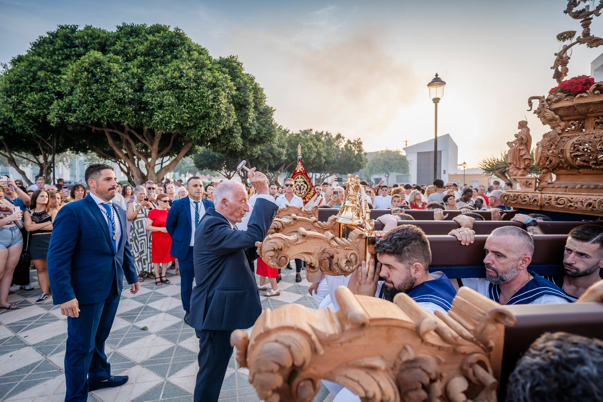 El Puerto de Roquetas revive su devoción con la procesión del Santísimo Cristo del Mar, en imágenes