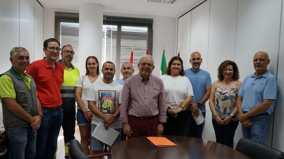 El alcalde de Vícar recibe a cuatro trabajadores en la toma de posesión de su nueva plaza