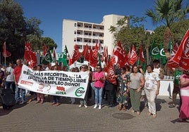 Una concentración en defensa de la residencia de Aguadulce.