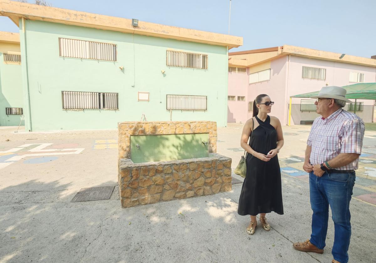 El alcalde visita el centro educativo.