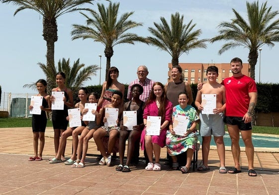 Algunos de los alumnos que participaron en los cursos de natación de verano en la pedanía vicaria.