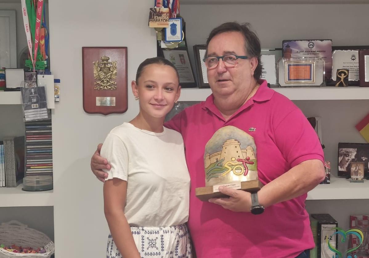 La jugadora de cucaña, Lola Fernández Ocaña junto al concejal roquetero, José Juan Rubí.