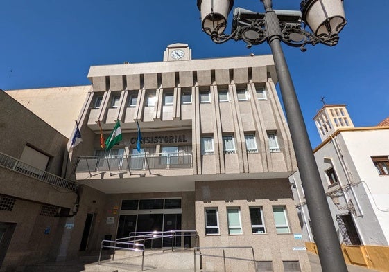 Fachada del Ayuntamiento de Roquetas de Mar.