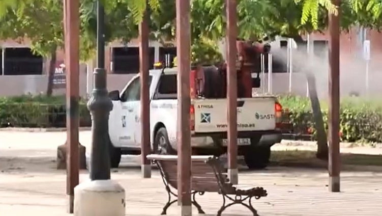 Roquetas realiza labores de fumigación en zonas de Aguadulce