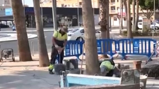 Roquetas realiza distintas labores de fontanería cerca de la Plaza de Toros
