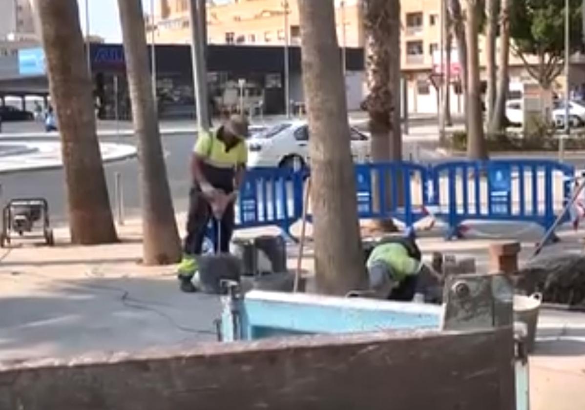 Un trabajador lleva a cabo distintas labores en el municipio costero.