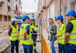 La concejala de Presidencia, Rocío Sánchez, visita una obra.