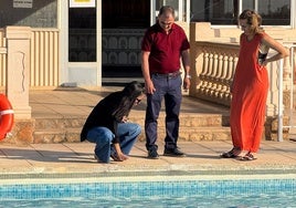 El alcalde de La Mojonera supervisa las instalaciones de la piscina.