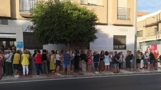 Colas a las puertas del Centro de la Mujer de Roquetas para inscribirse en las actividades para mayores