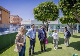 Visita del Delegado de Educación en Almería y de la concejala de Educación de Roquetas a un centro educativo del municipio.