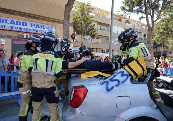 Los bomberos realizan un simulacro de excarcelación durante la Feria de la Movilidad en Roquetas.