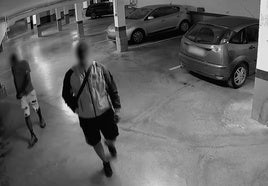 Grabación de los dos detenidos en el garaje donde se robaron dos vehículos.