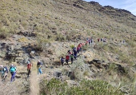 Senderistas pasean por la Sierra de Los Filabres.