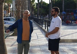 El portavoz de la coalición progresista charla con un vecino.