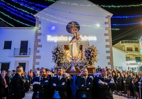 Desde la Parroquia del Nuestra Señora del Rosario sale la procesión de la patrona del municipio.