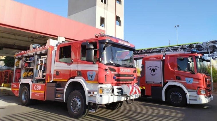 Una treintena de desalojados por el incendio de un piso sin heridos en Roquetas de Mar