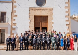 Corporación Municipal y agentes de la Policía Local de Roquetas.