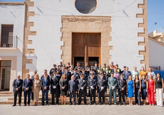 Corporación Municipal y agentes de la Policía Local de Roquetas.