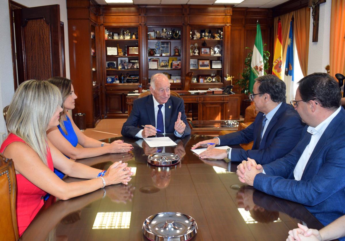 El alcalde de Roquetas charla con el rector de la Universidad.
