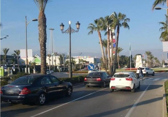 Vehículos en la carretera de Alicún de Roquetas de Mar.