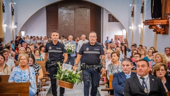 Ofrenda floral a la patrona y varios reconocimientos a dos personalidades en Roquetas