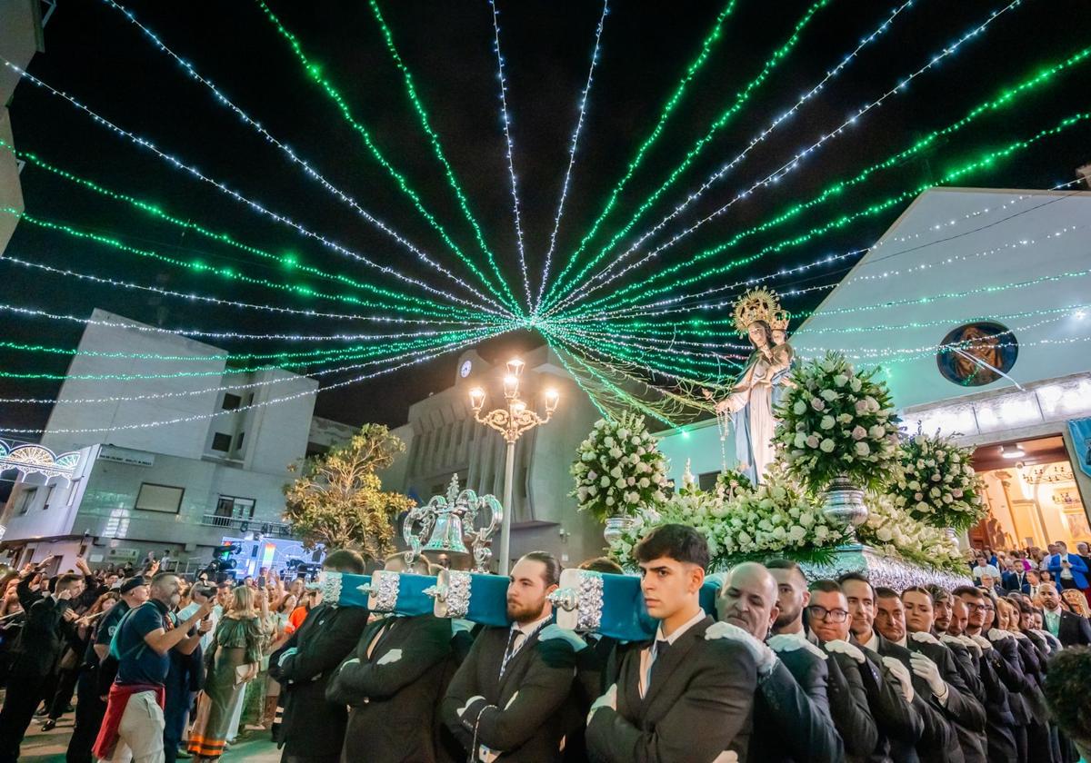 La procesión de la patrona de Roquetas de Mar, la Virgen del Rosario, es una de las señas de identidad de la ciudad costera.