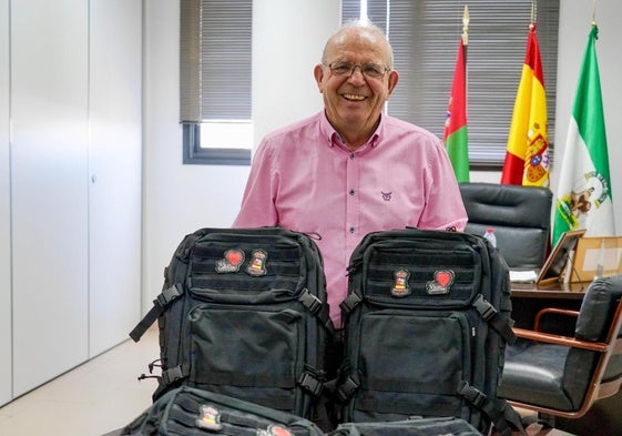 El alcalde de Vícar con unos obsequios.