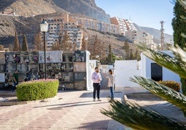 El concejal de Medio Ambiente y Salud, Juan Carlos Muyor, visita el camposanto de Aguadulce.