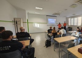 Policías Locales de Vícar asisten a una charla.