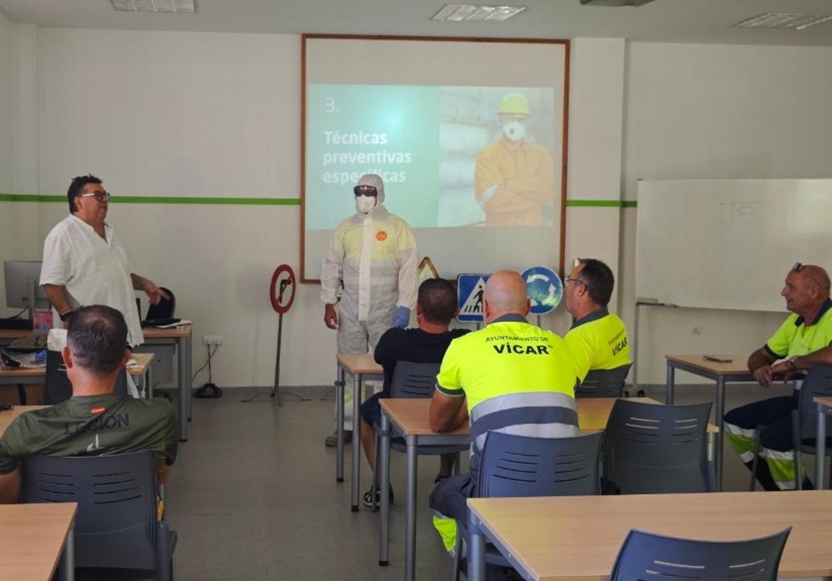 Operarios municipales reciben formación en Prevención de riesgos en trabajos especiales