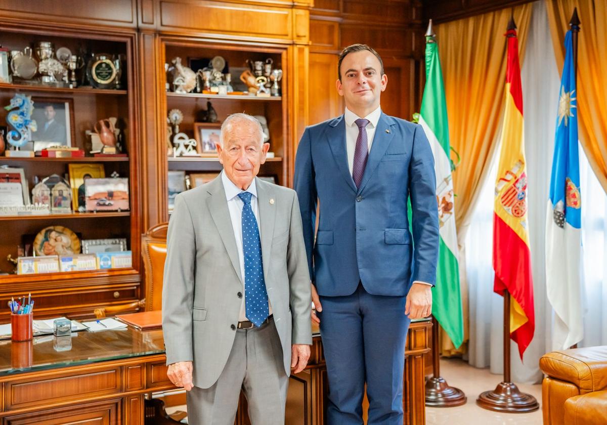 El cónsul de Rumanía en Almería invita a Gabriel Amat al Día de este país centroeuropeo