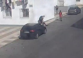 El detenido arrastra el cadaver del fallecido a plena luz del día.