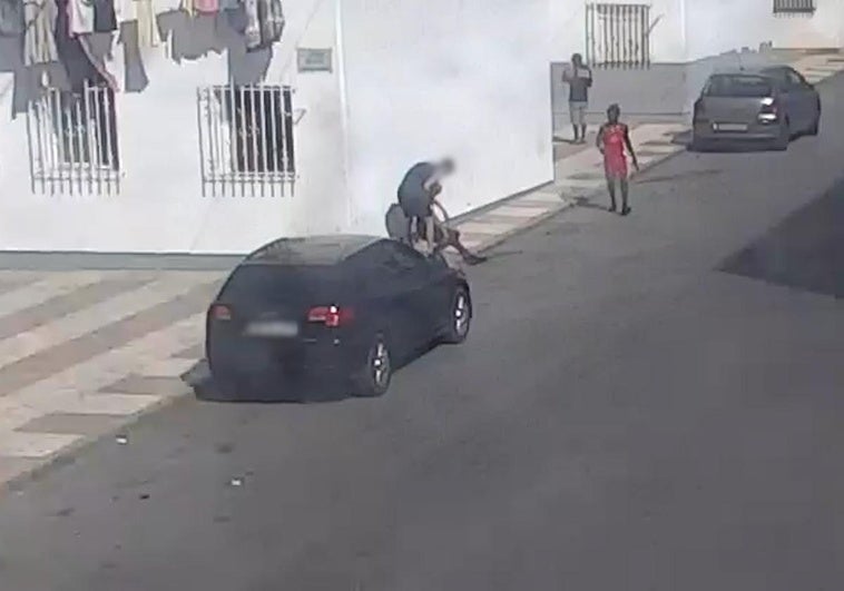 El detenido arrastra el cadaver del fallecido a plena luz del día.