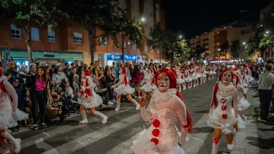Roquetas vive una gran noche en Negro con pasacalles y terror