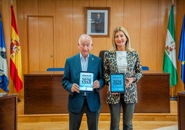 Gabriel Amat y Mayte Fernández presentan los presupuestos.
