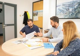 El concejal de Medio Ambiente, Juan Carlos Muyor, revisa documentos de distintas índoles.