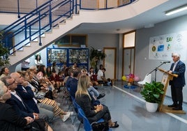 El alcalde de Roquetas, Gabriel Amat, en un momento del acto en el Colegio Portocarrero.
