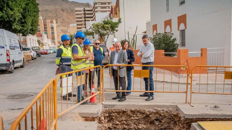 Roquetas apuesta por la renovación de redes de abastecimiento en Aguadulce