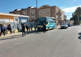 Un autobús que pasa por el municipio vicario.
