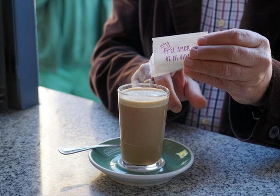 Uno de los sobrecillos de azúcar con mensajes en Vícar.