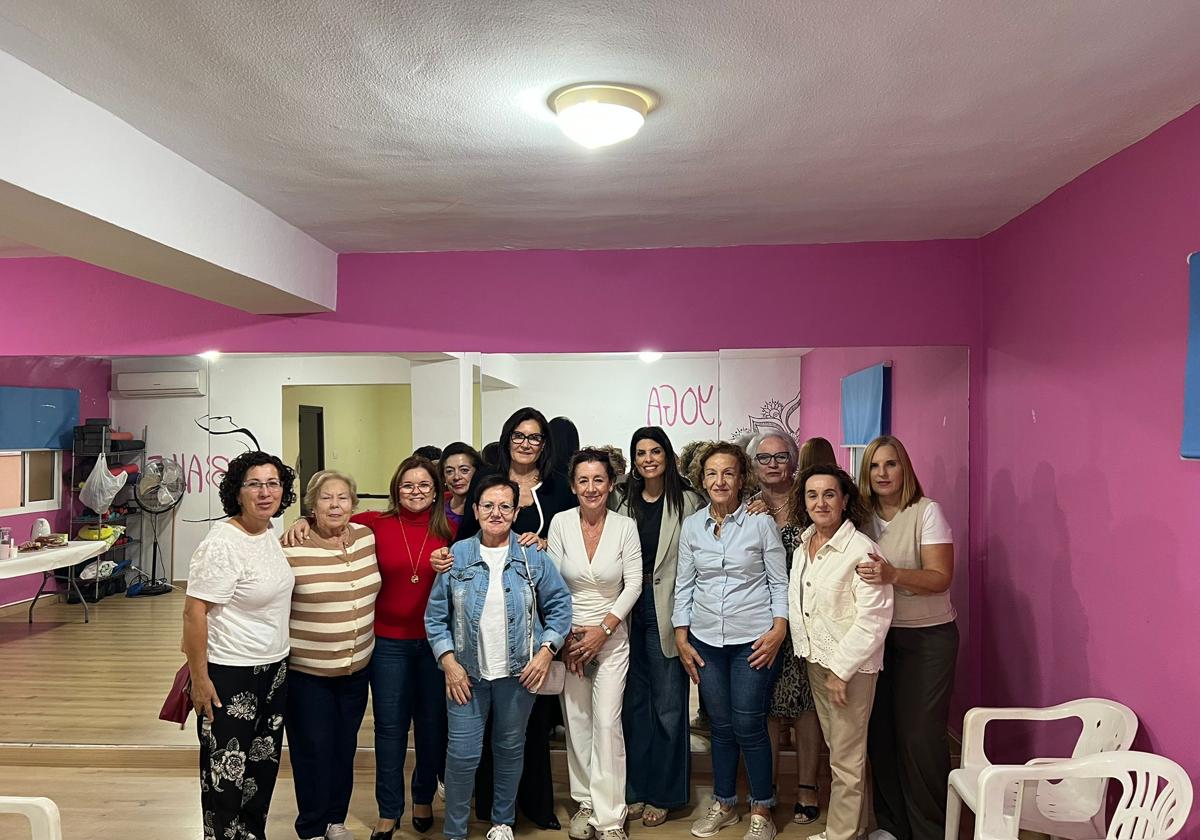 Un grupo de mujeres en un taller en Roquetas.