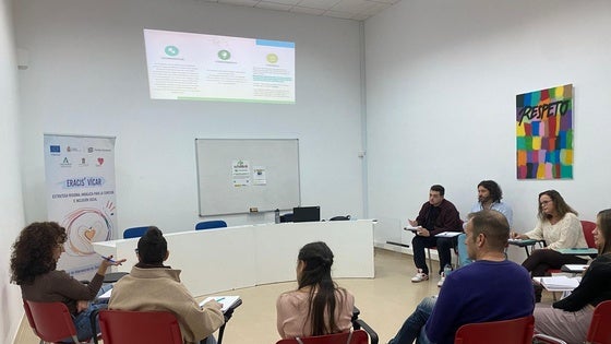 Los profesionales de ERACIS y Servicios Sociales en Vícar se forman para combatir rumores y prejuicios